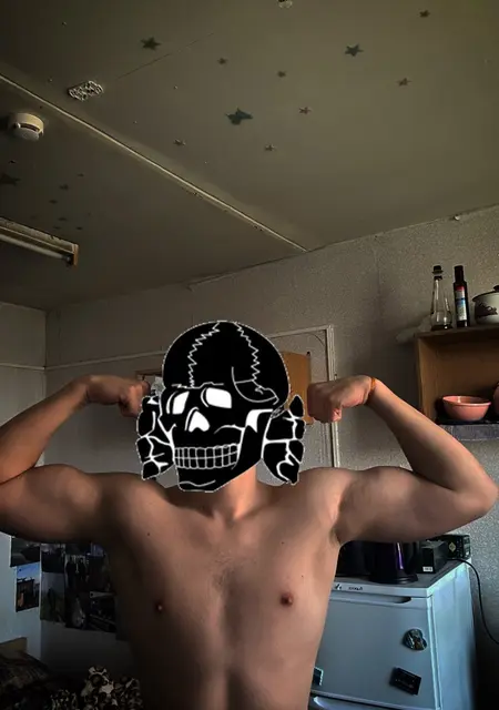 Илья из Новошахтинска, мне 20, познакомлюсь для приятного времяпровождения