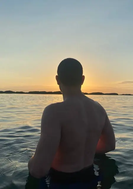 Я Рустам, 20, из Москвы, ищу знакомства без обязательств