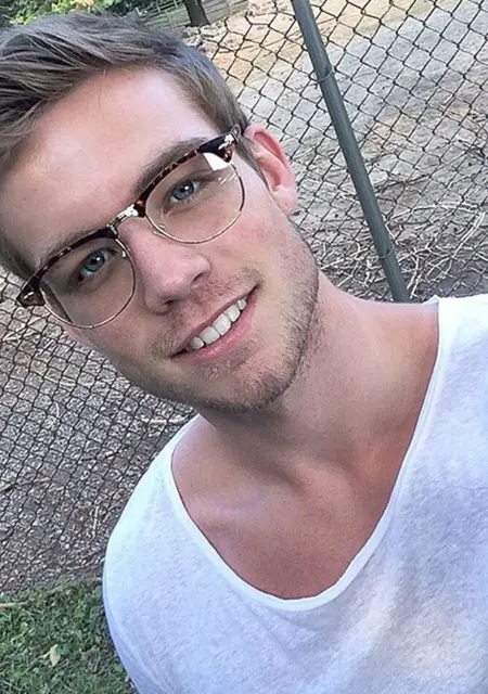 Володя из Симферополя, мне 30, познакомлюсь без обязательств