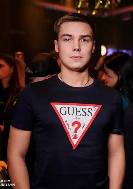 Я Артём, 22, из Иванова, ищу знакомства без обязательств