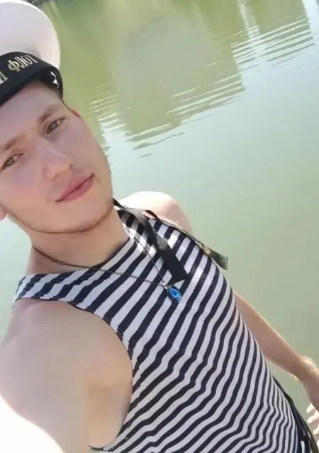 Я Александр, 25 років з Бердянська, шукаю знайомства без зобов'язань