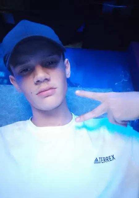 Я Михаил, 21, из Орска, ищу знакомства без обязательств