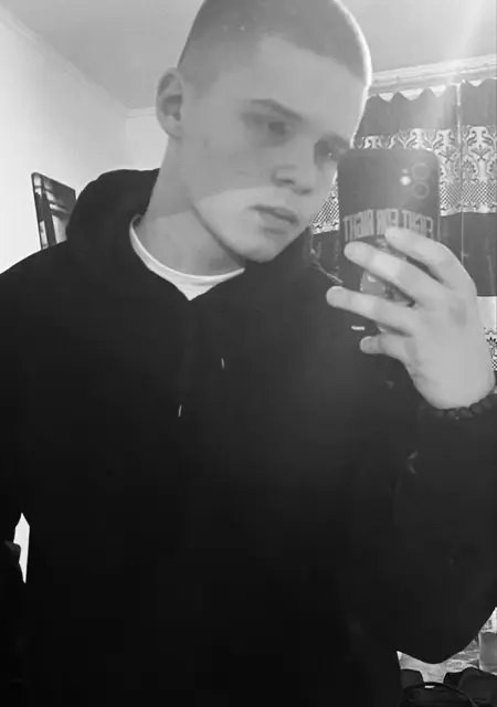 Я Артем, 21, из Белогорска, ищу знакомство для постоянных отношений