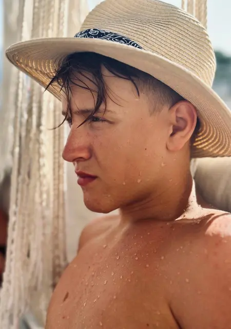 Я Максон, 19, знакомлюсь на одну ночь в Воронеже