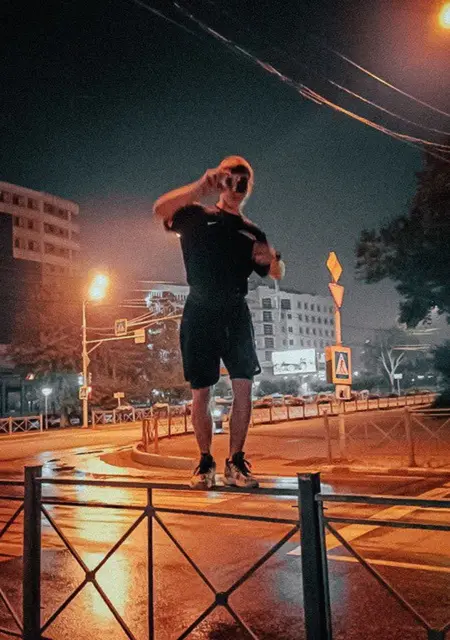 Я Антон, 23, из Южно-Сахалинска, ищу знакомства на одну ночь