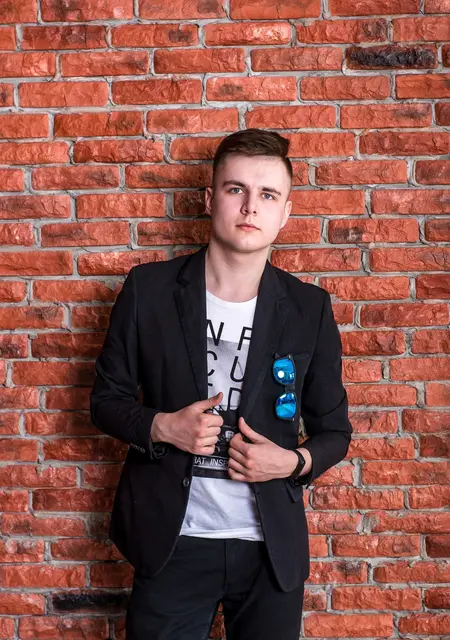 Я Виктор, 24, из Ижевска, ищу знакомство для приятного времяпровождения