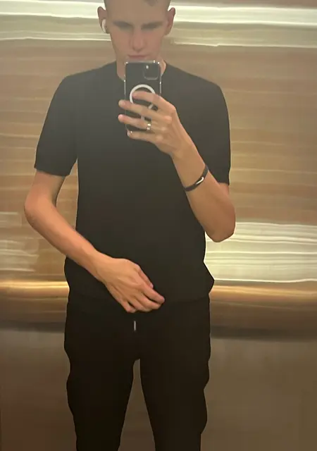 Я Алексей, 21, из Когалыма, ищу знакомства без обязательств