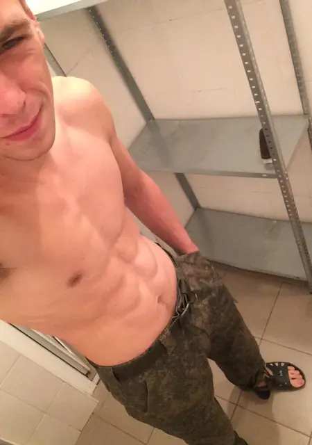 Я Саша, 28, из Губахи, ищу знакомства на одну ночь