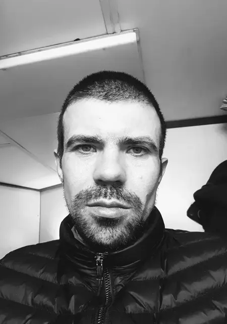 Я Олег, 40, из Новороссийска, ищу знакомство для приятного времяпровождения