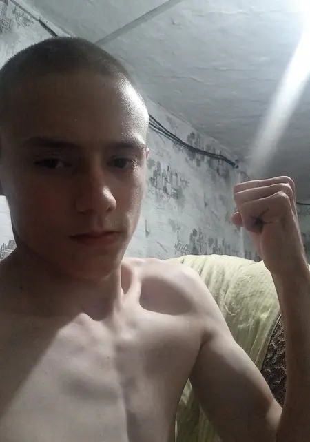 Я Виталий, 20, из Мысков, ищу знакомства на одну ночь
