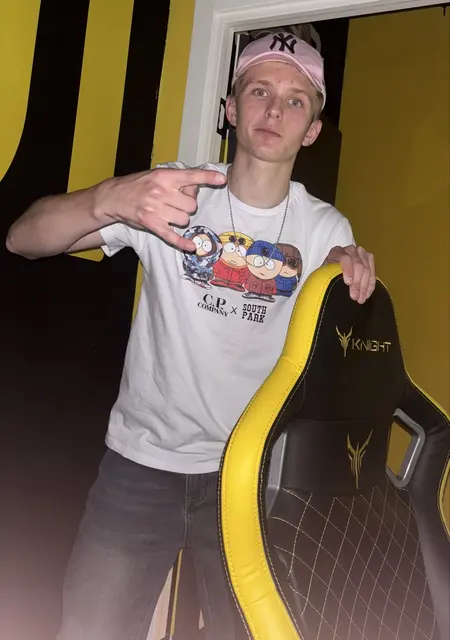 Я Саня, 20, из Москвы, ищу знакомства на одну ночь