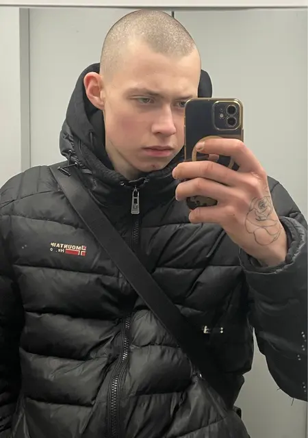 Я Артем, 18, из Санкт-Петербурга, ищу знакомства без обязательств