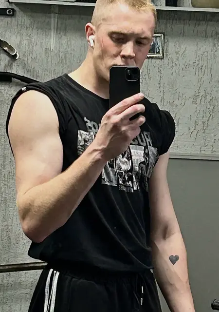 Я Валерий, 21, знакомлюсь для приятного времяпровождения в Лисках