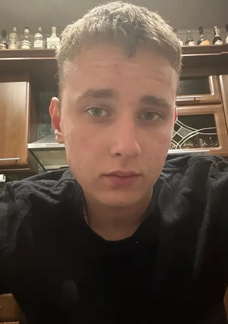 Я Иван, 20, из Белгорода, ищу знакомства без обязательств