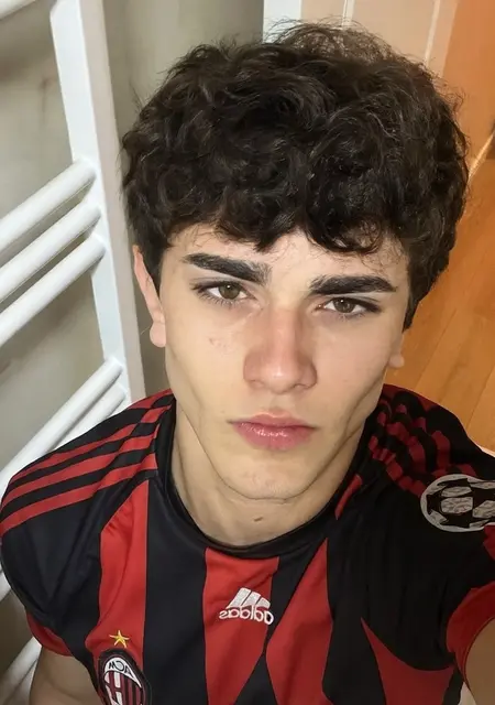 Я Адам, 20, из Москвы, ищу знакомства на одну ночь