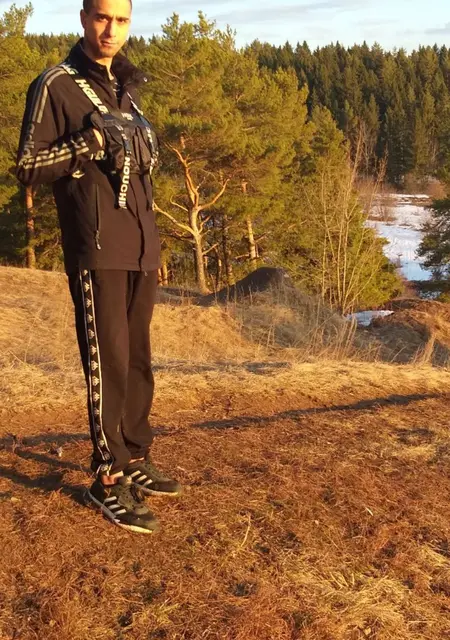 Я Рустам, 21, из Москвы, ищу знакомства на одну ночь