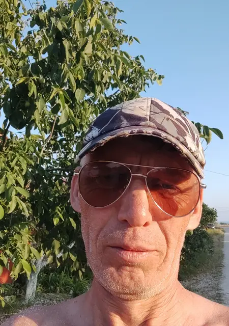 Олег из Тамани, мне 56, познакомлюсь на одну ночь