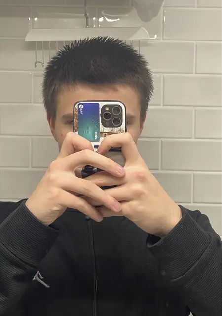 Я Артём, 18, из Москвы, ищу знакомство для вирта