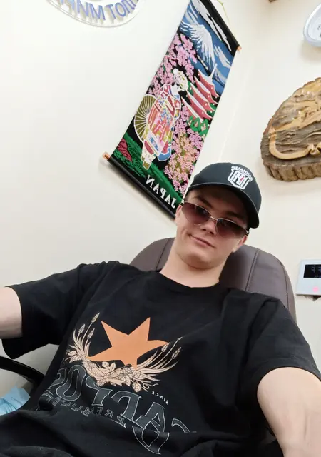 Виктор из Южно-Сахалинска, мне 20, познакомлюсь на одну ночь