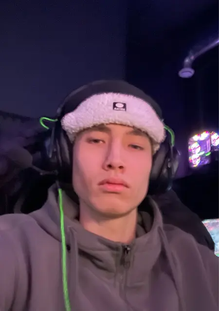 Антон из Чебоксар, мне 19, познакомлюсь на одну ночь