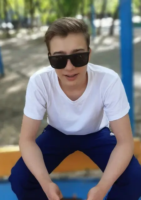 Я Александр, 20, из Благовещенска, ищу знакомства на одну ночь