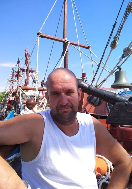 Денис из Феодосии, мне 42, познакомлюсь на одну ночь