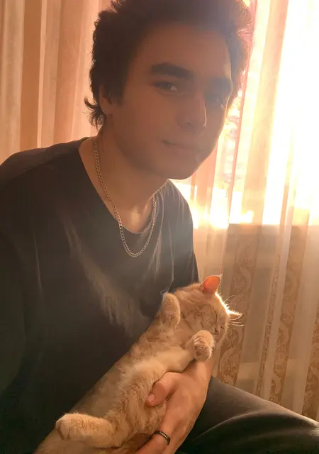 Я Максим, 20, из Саратова, ищу знакомство для постоянных отношений