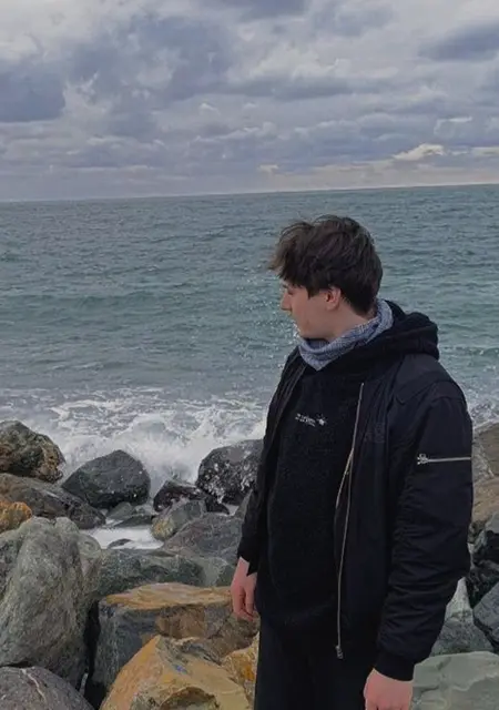 Влад из Сочи, мне 19, познакомлюсь на одну ночь