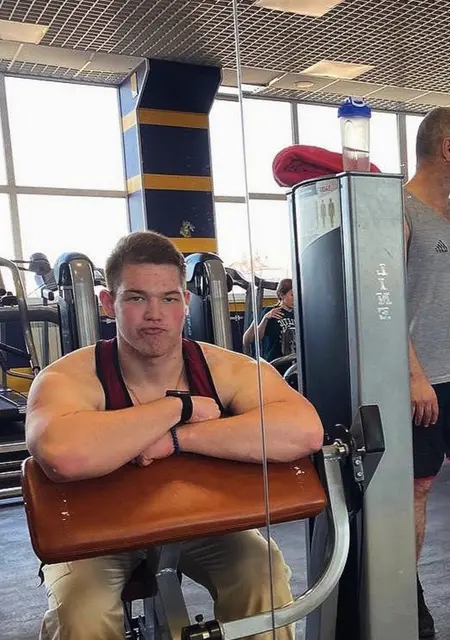 Я Александр, 21, из Пскова, ищу знакомство для постоянных отношений