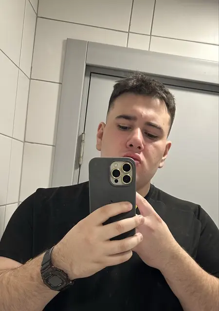 Я Аврам, 24, знакомлюсь без обязательств в Нерюнгри