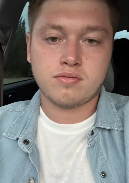 Я Альберт, 24, из Москвы, ищу знакомства без обязательств