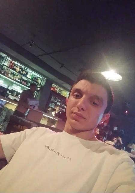 Я Андрей, 28, из Евпатории, ищу знакомства без обязательств