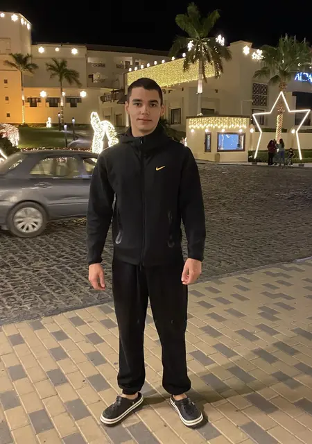 Я Коля, 19, из Екатеринбурга, ищу знакомство для постоянных отношений