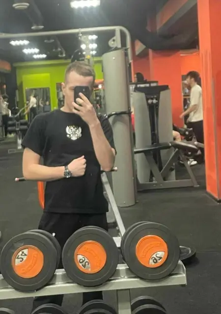 Я Иван, 21, из Таганрога, ищу знакомство для открытые отношения
