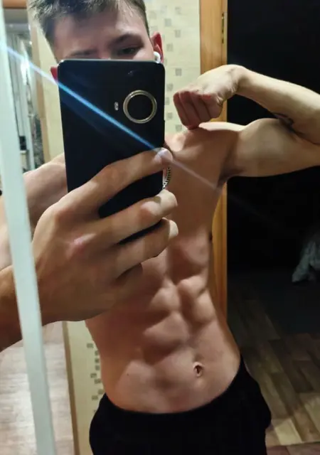 Я Дмитрий, 20, из Омска, ищу знакомство для приятного времяпровождения