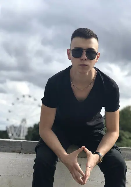 Я Анатолий, 23, из Кирова, ищу знакомства без обязательств