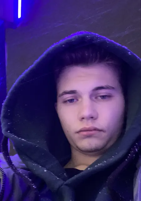 Я Санёк, 18, знакомлюсь без обязательств в Чебоксарах