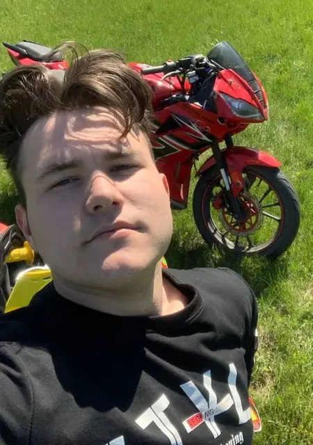 Артём из Таганрога, ищу на сайте знакомства без обязательств