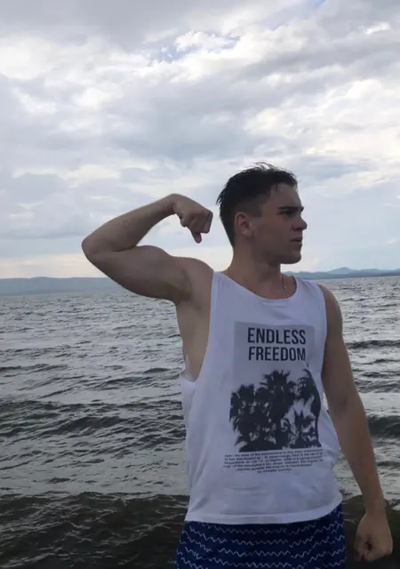 Я Кирилл, 20, из Екатеринбурга, ищу знакомство для постоянных отношений