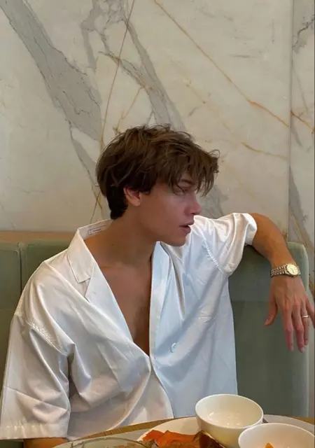 Я Алекс, 21, из Ярославля, ищу знакомства на одну ночь