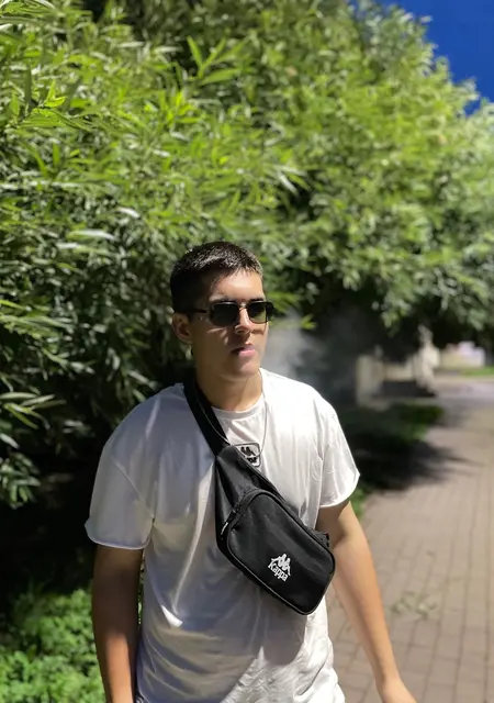 Я Артём, 21, из Великого Новгорода, ищу знакомства без обязательств