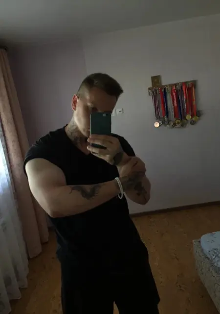 Я Дима, 23, из Ялты, ищу знакомство для приятного времяпровождения