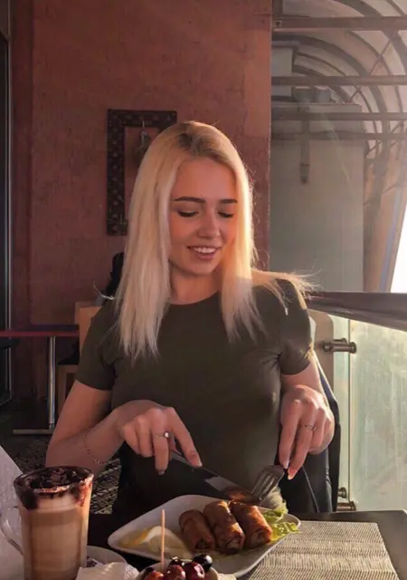 Я Вика, 32, знакомлюсь на одну ночь в Саратове