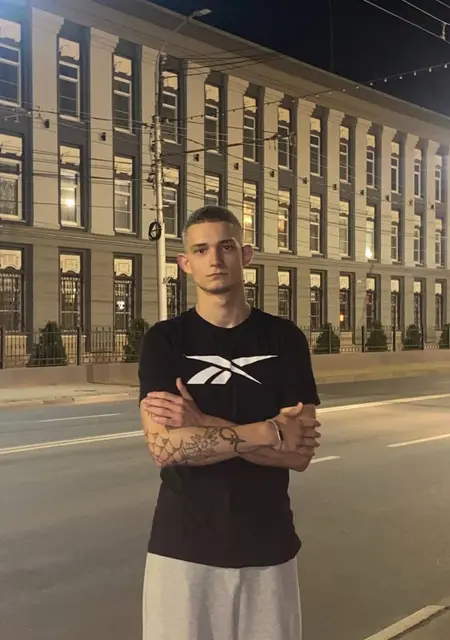 Я Дима, 21, знакомлюсь для открытые отношения в Москве