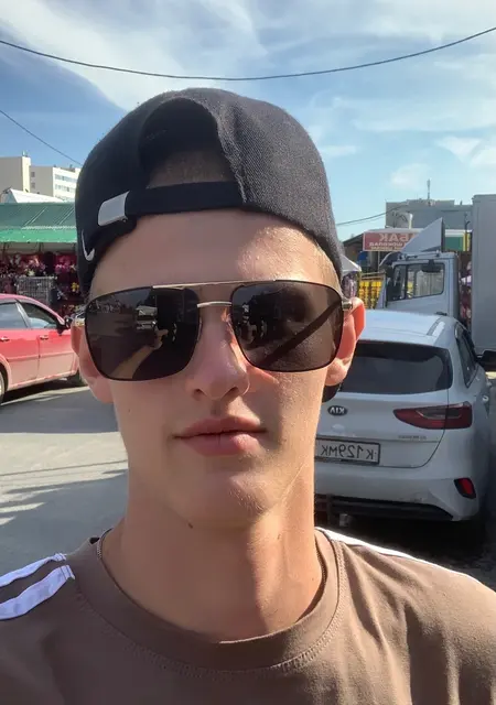 Я Артём, 20, из Нижневартовска, ищу знакомство для приятного времяпровождения