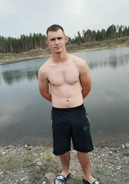 Я Валентин, 21, из Хабаровска, ищу знакомства на одну ночь