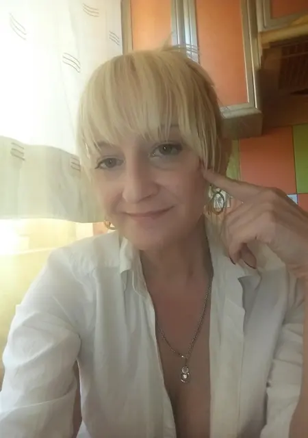 Оля з Ужгород, мені 45 років, познайомлюсь для спілкування