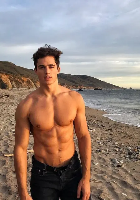 Александр из Москвы, мне 28, познакомлюсь на одну ночь