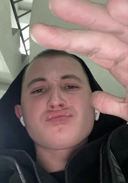 Я Слава, 21, из Кемерово, ищу знакомство для постоянных отношений