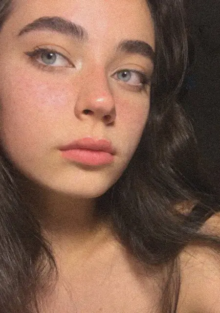 Я Арина, 26, из Саратова, ищу знакомства без обязательств